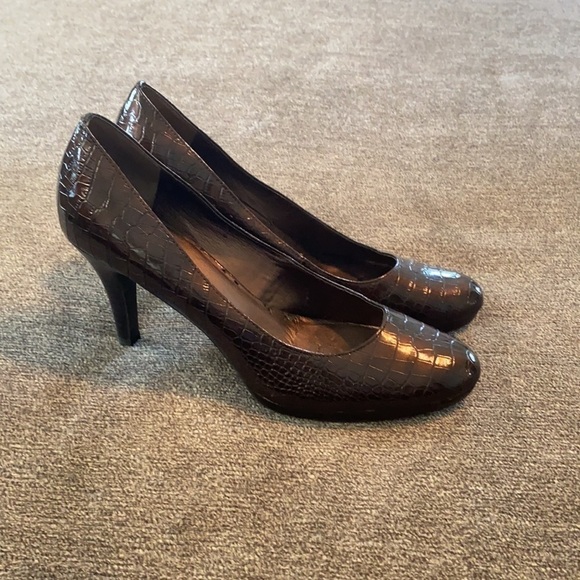 Anne Klein women’s brown heels; size 10 medium - Picture 3 of 7
